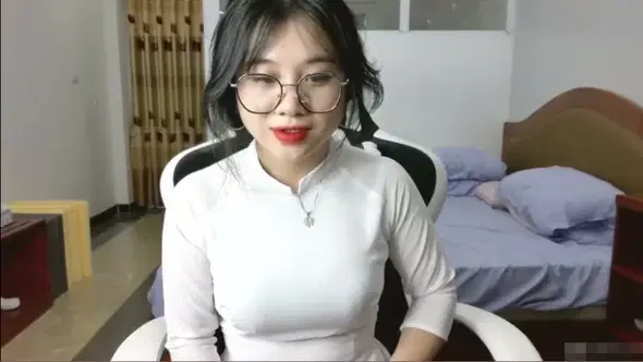 Bé áo dài dễ thương trên ghế livestream – Phần 1